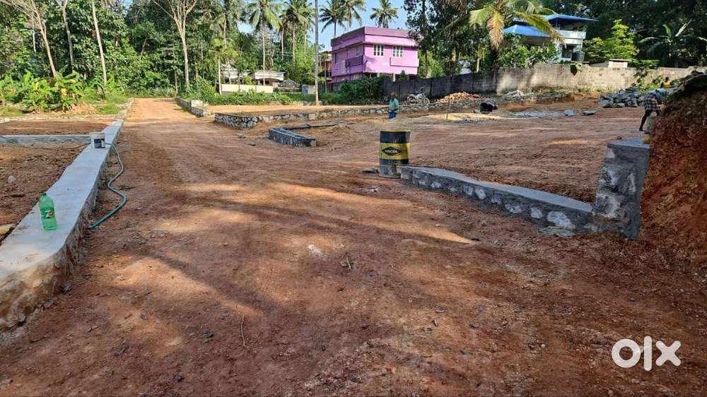 HOUSE  PLOTS FOR SALE IN NEAR VAVARA AMBALAM POTHENCODE