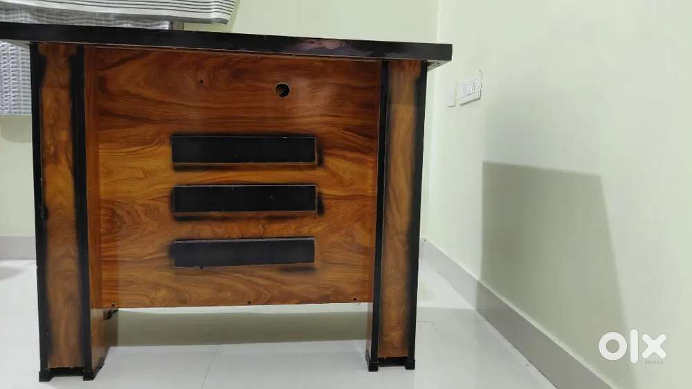 Computer table