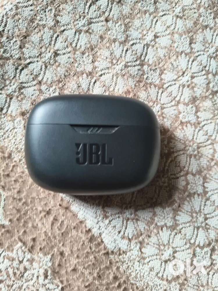 Buds JBL AIRPORT 2 MONTH OLD VERY GOOD CONDITION