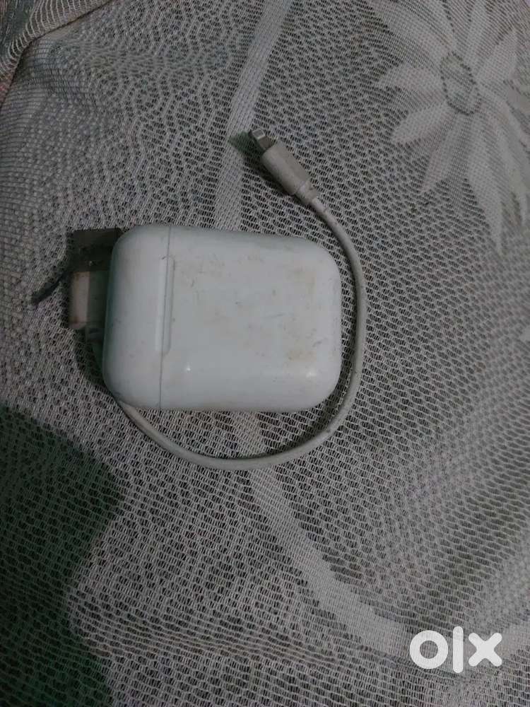 Earbuds 9nly 150rs with apple data cable