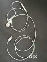 Apple earphones lightning earphone 5days used under warranty brand new