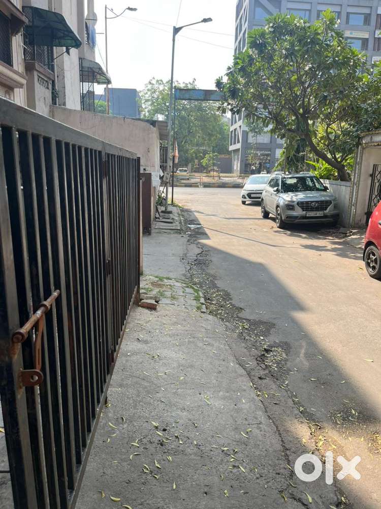 3 room and 1600 sq feet area