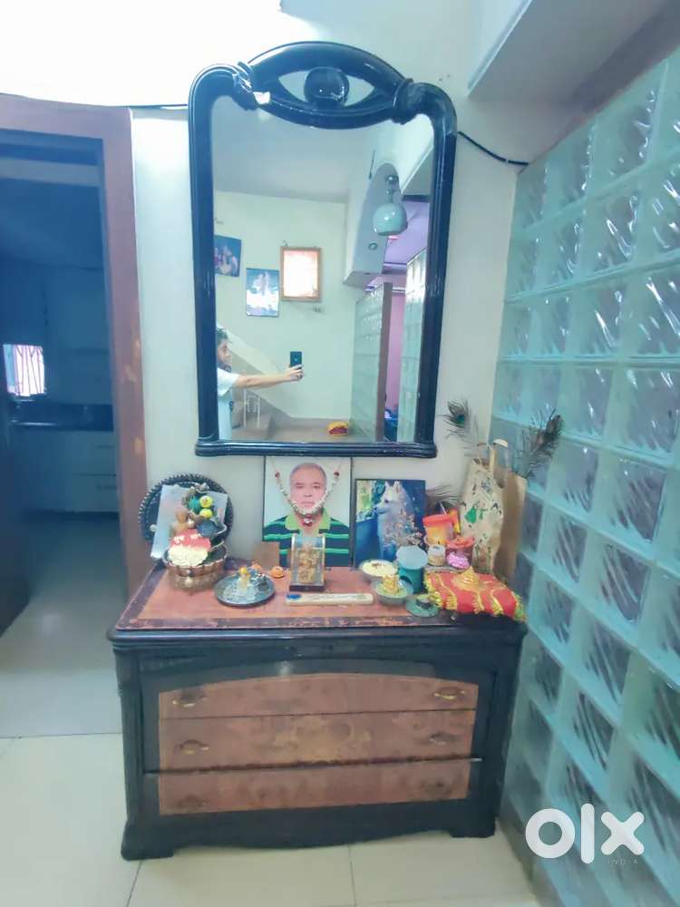 A chest of 3 drawers and a mirror set