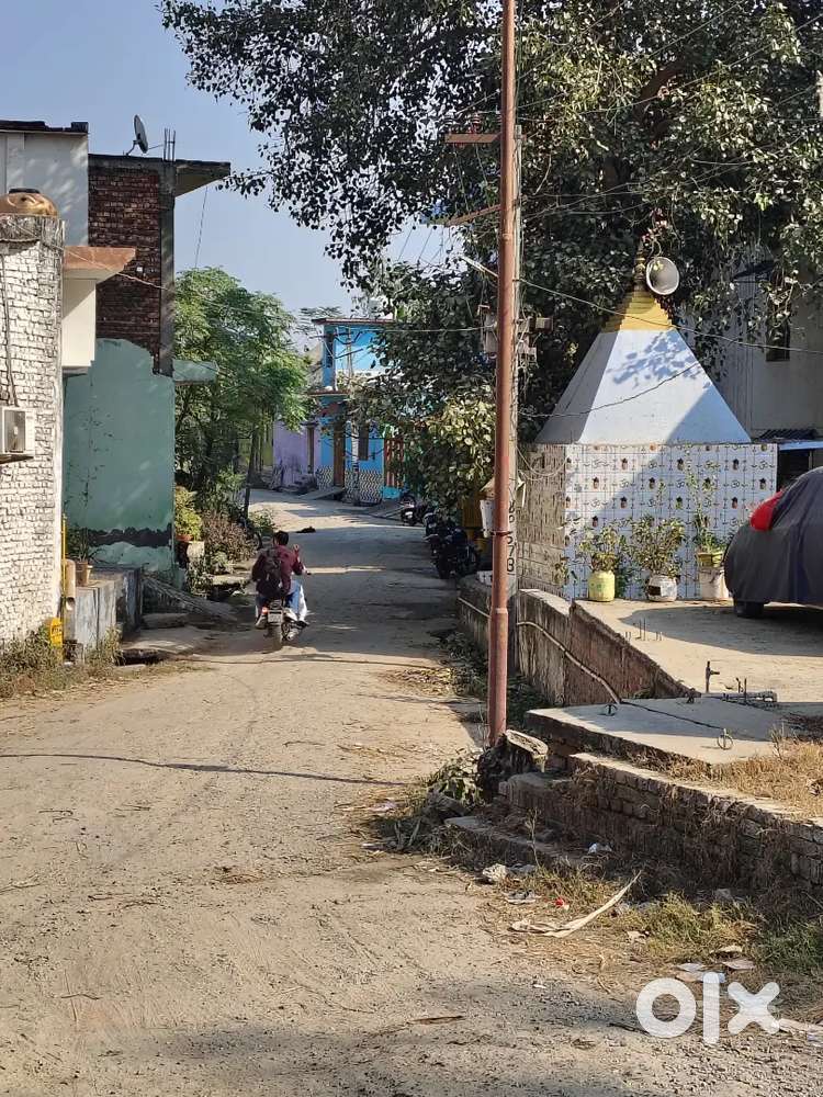 Plot bechna hai mujhe