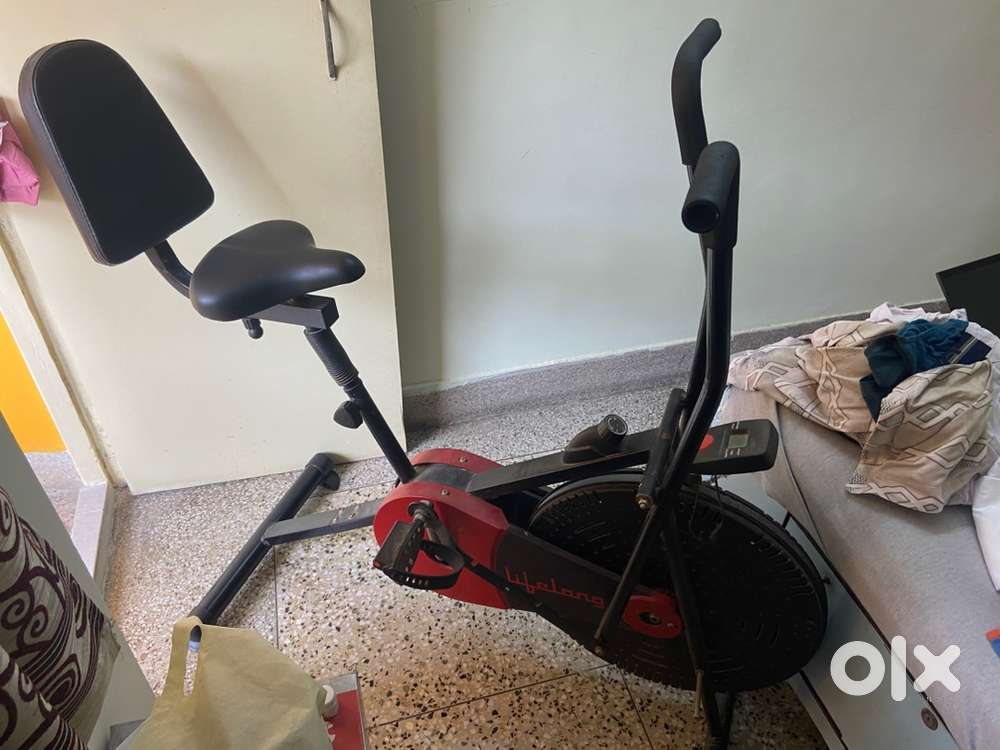 Static exercise cycle with monitor for viewing progress