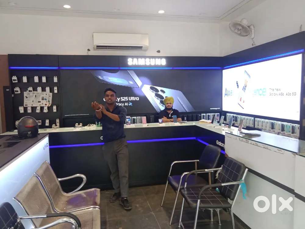 मोबाइल स्टोर में सेल्स ओर हेल्पर के लिए लड़के की जरूरत है