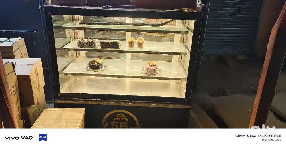 Cake contenar new hai 6 months old