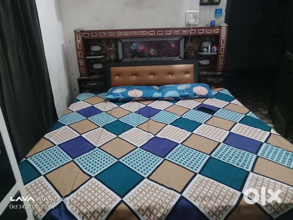 Box bed without mattress