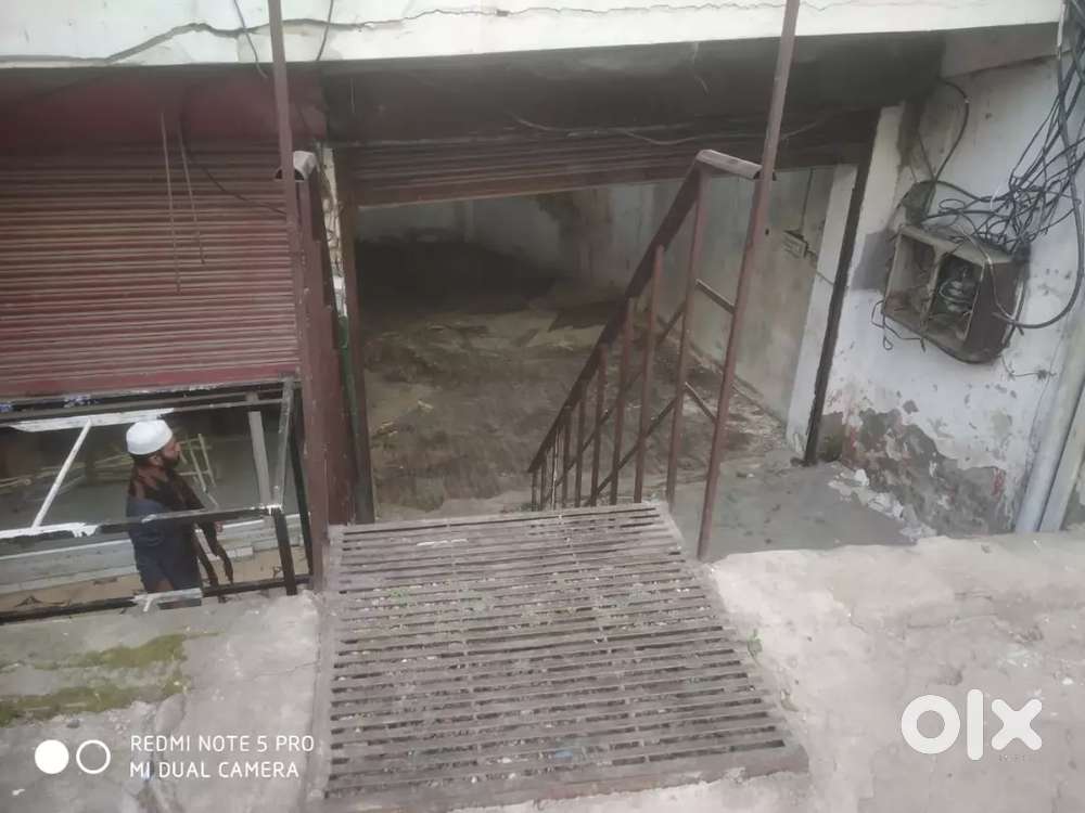 On road shop available for rent in Arif Complex, Khurumnagar Chouraha