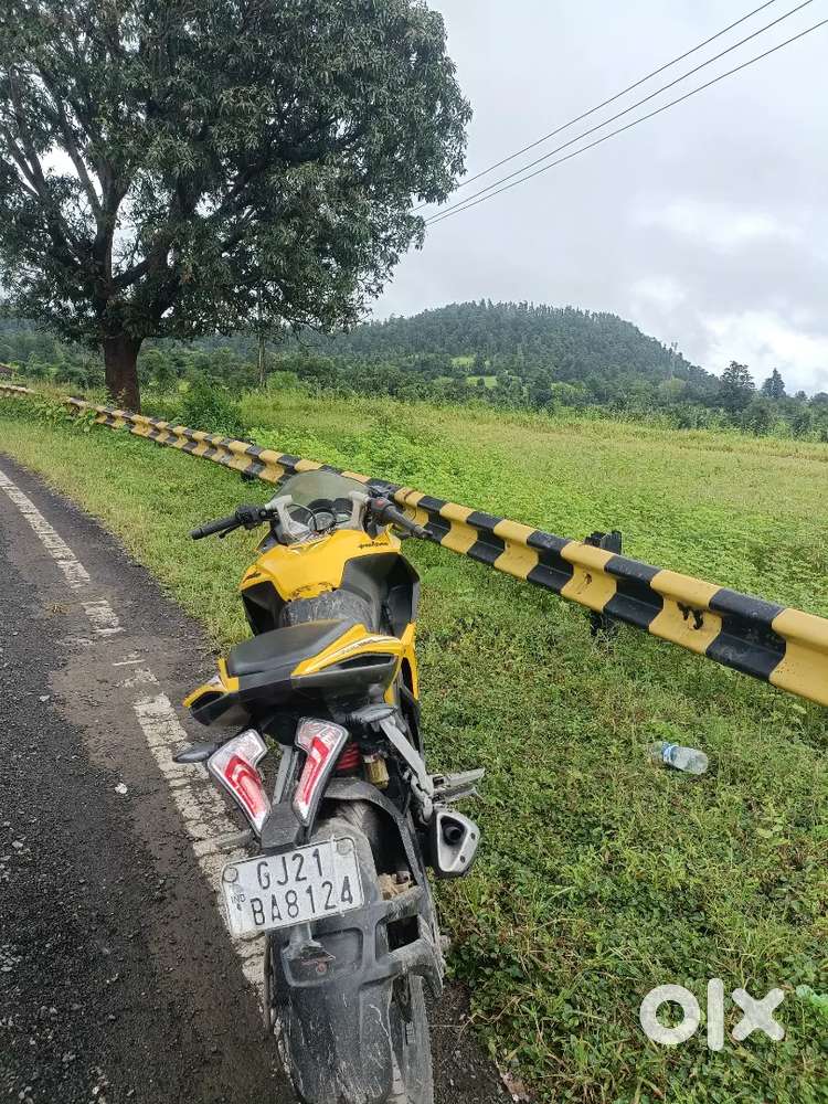 Bajaj rs 200