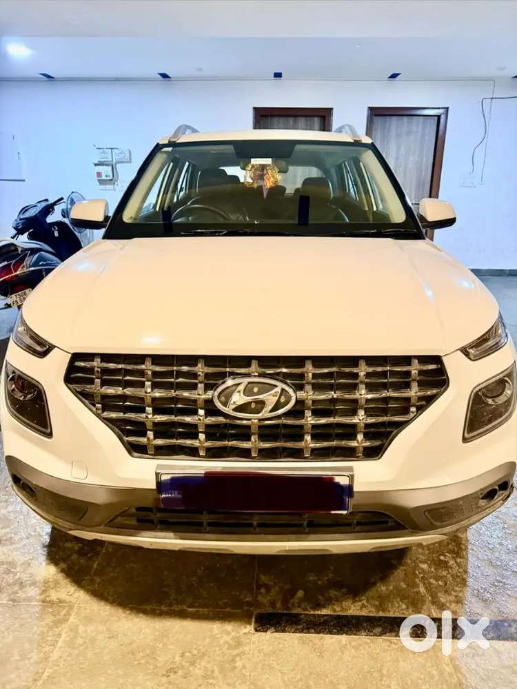 Hyundai Venue 2021 Petrol perfect comdition registration 04-01-2022