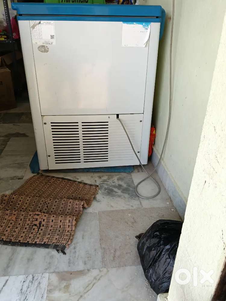 Two counters,, 4 iron racks,, 1000ltr water tank,,blue star fridge