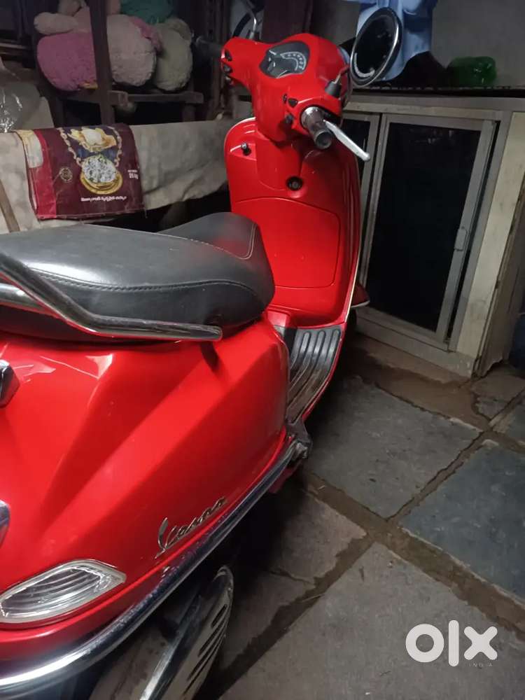 Red vespa vxl 125cc
