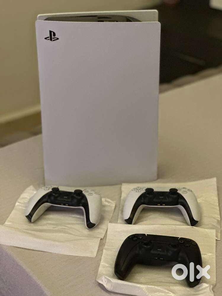 Playstation 5 disc + digital (fat model) 1TB with three controllers.
