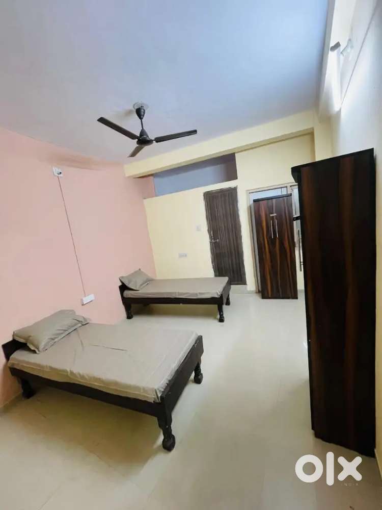 Girls Budget friendly pg in old padra road ( opp road)