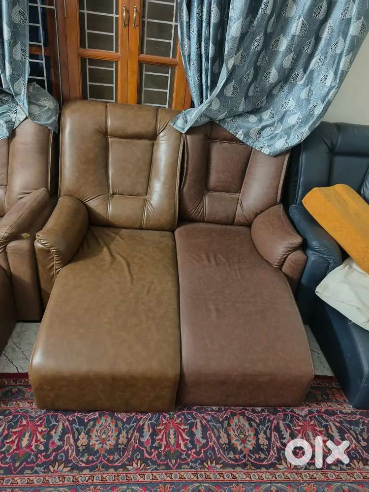 Leg stretch single sofa