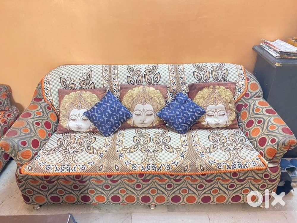 Elegant 5-Seater Sofa Set in Excellent Condition