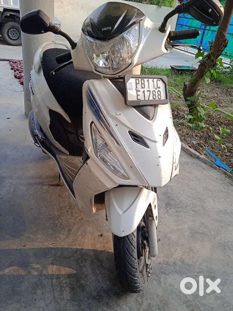 Hero Maestro Edge white colour scooter.
