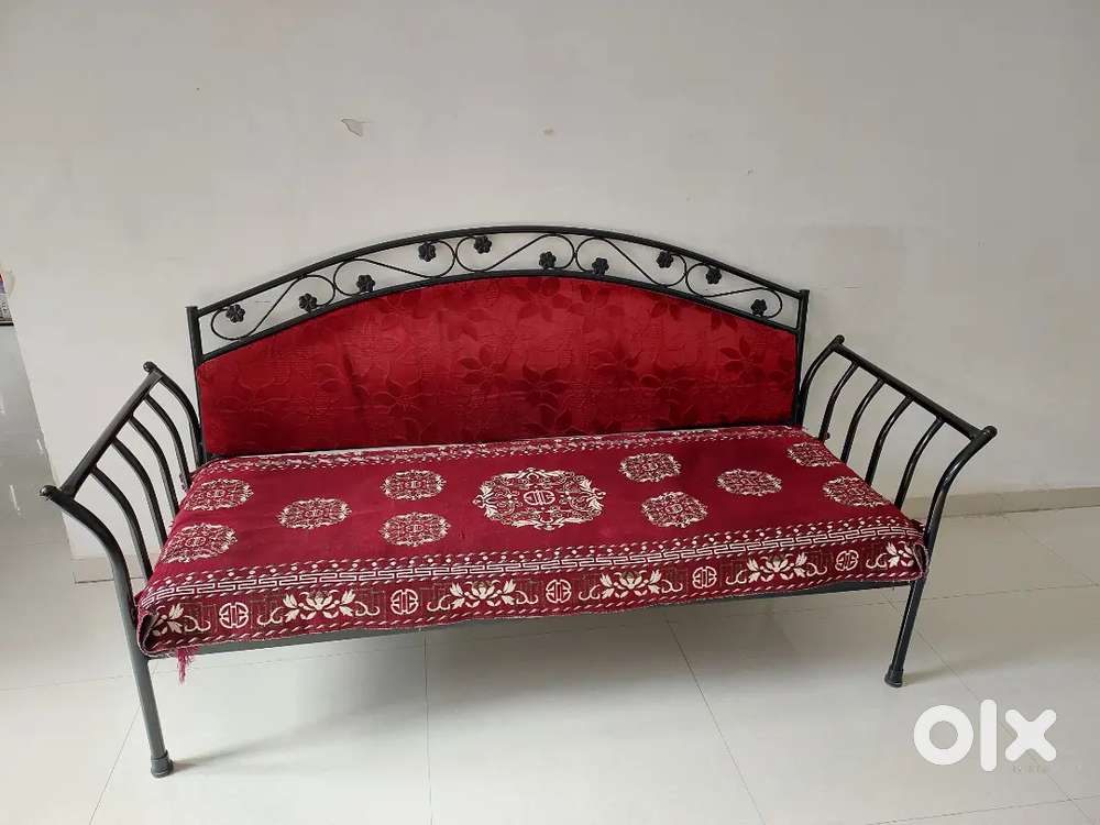 3+2 Sofa Set + Coffee Table for sell @2500Rs