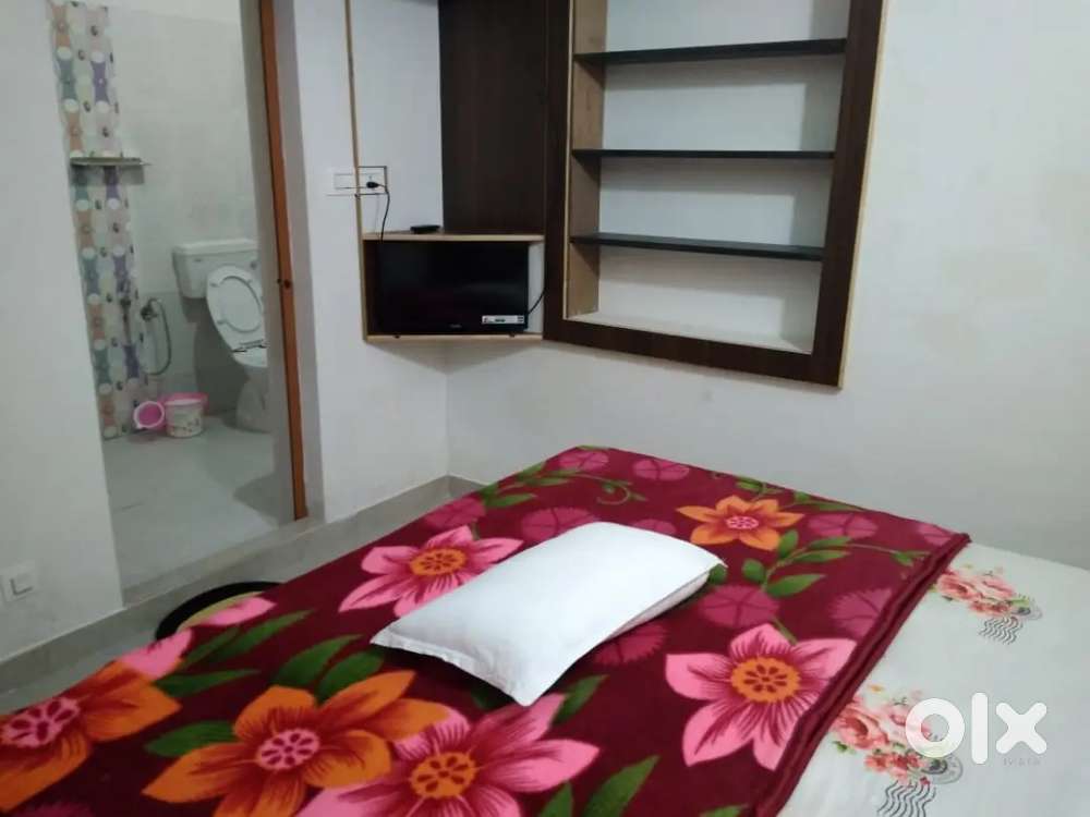 Female Roomates need