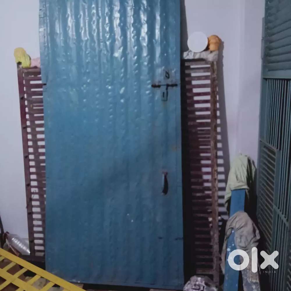 Darwaje ka palla chaddar aur lakdi ka bechna he