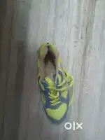 Sports shoes