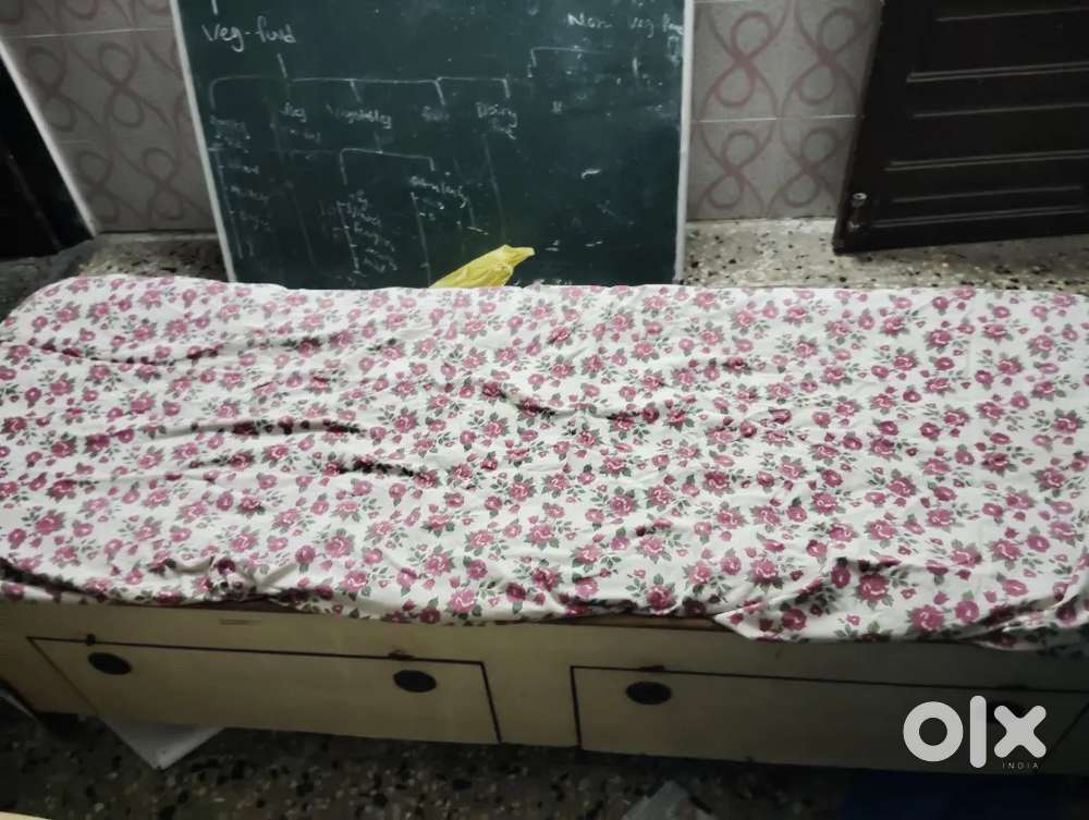 Deewan with matress