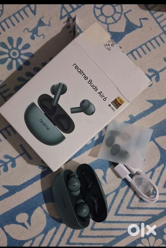 Realme buds air 6   (7 month)