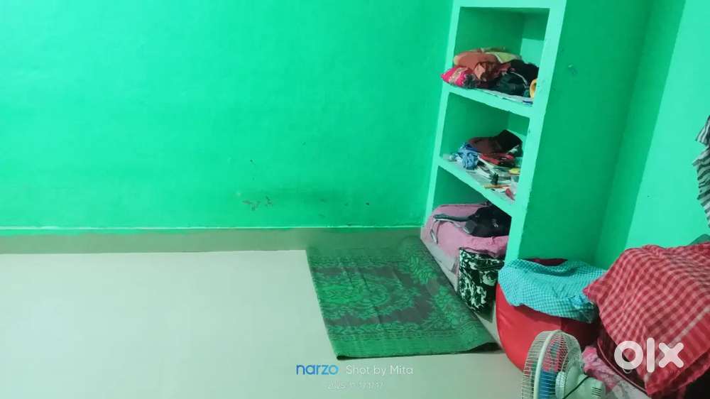 GIRL roommate  roommate