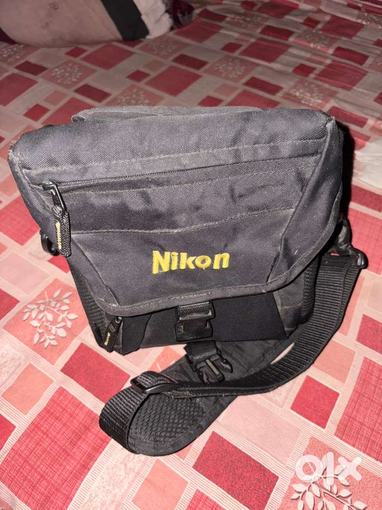 Selling nikkn d3400 with kit lens