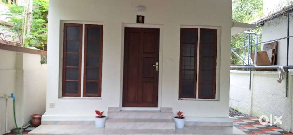 Individual building with car parking and utility space for rent