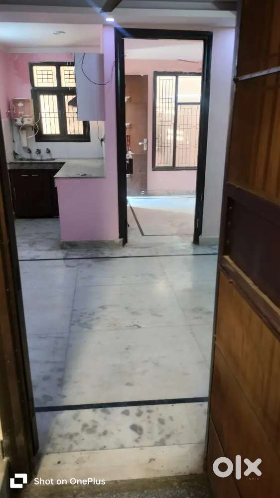 40 Gaj 1+1 Flat on main Gurudwara road