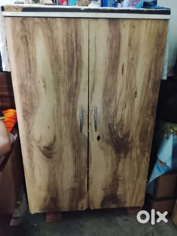 Mid size almirah/wardrobe