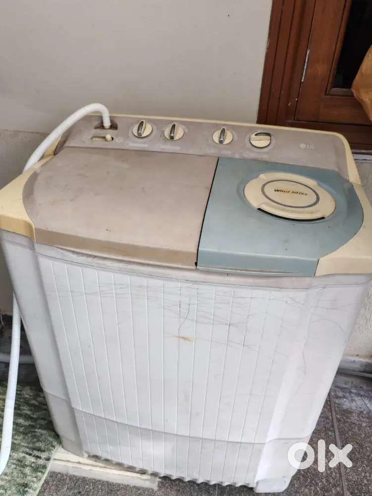 Washing machine in running condition .
