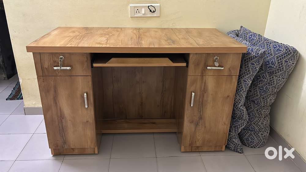 Computer table