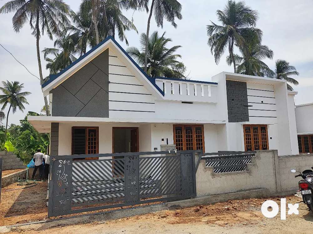AN ELEGANT NEW 3BED ROOM 1000 SQ FT HOUSE IN MANNUTHY,THRISSUR