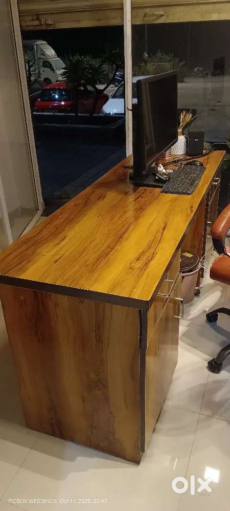Office computer table with double storage