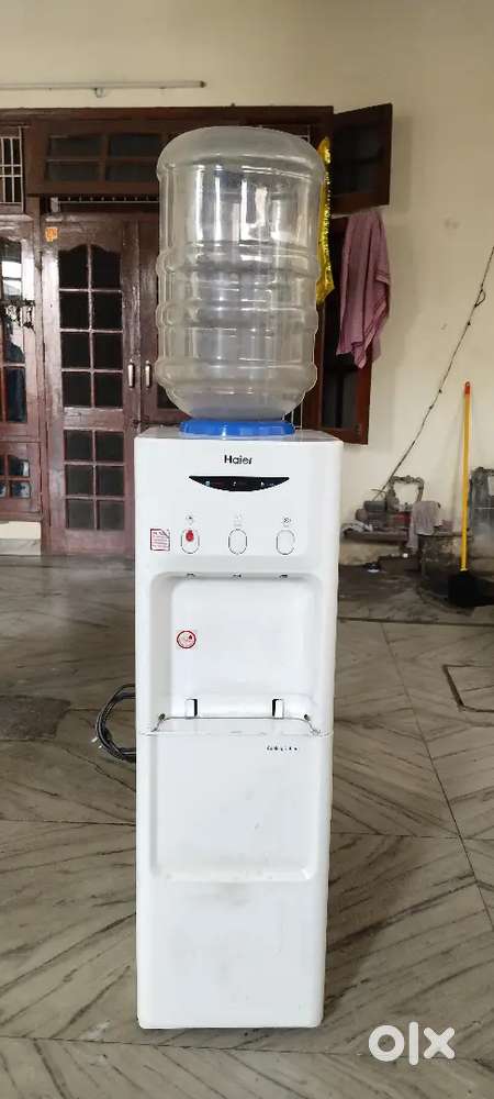 Water dispenser with bottle