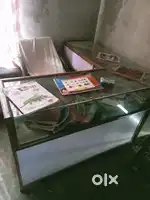 Beauty parlour counter and cosmetic counter