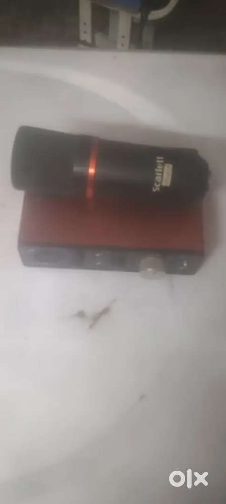 Scarlett Solo 2nd Gen Audio interface and Microphone in top condition