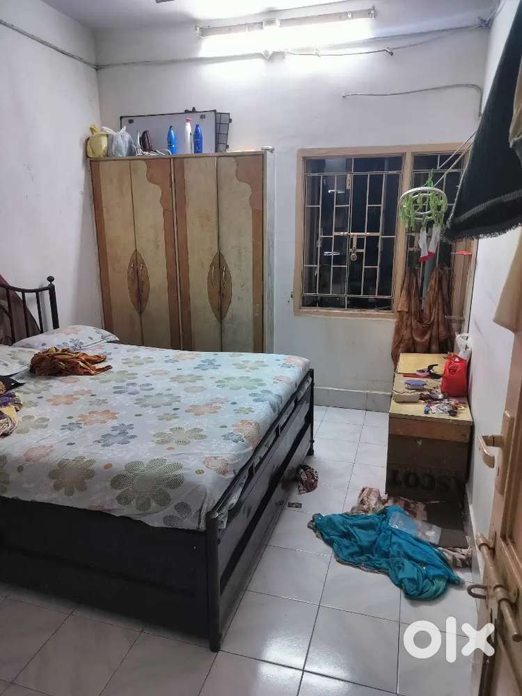 1 bhk flat with bed cupboard sofa at majuragate .only veg family