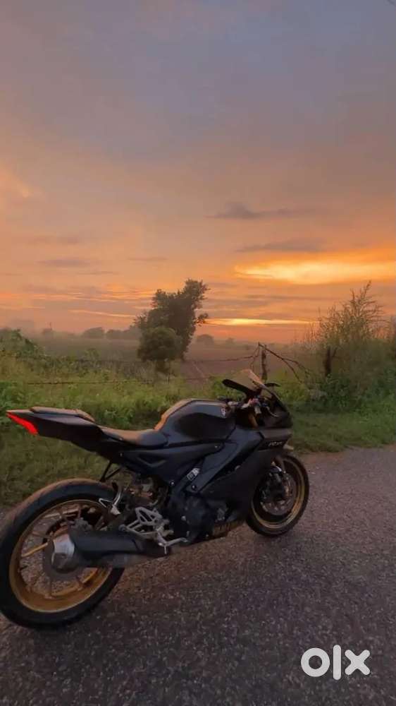 R15 V4 black edition