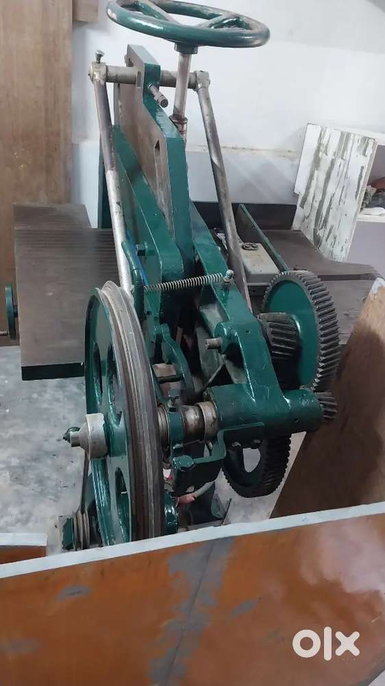 Paper cutting machine