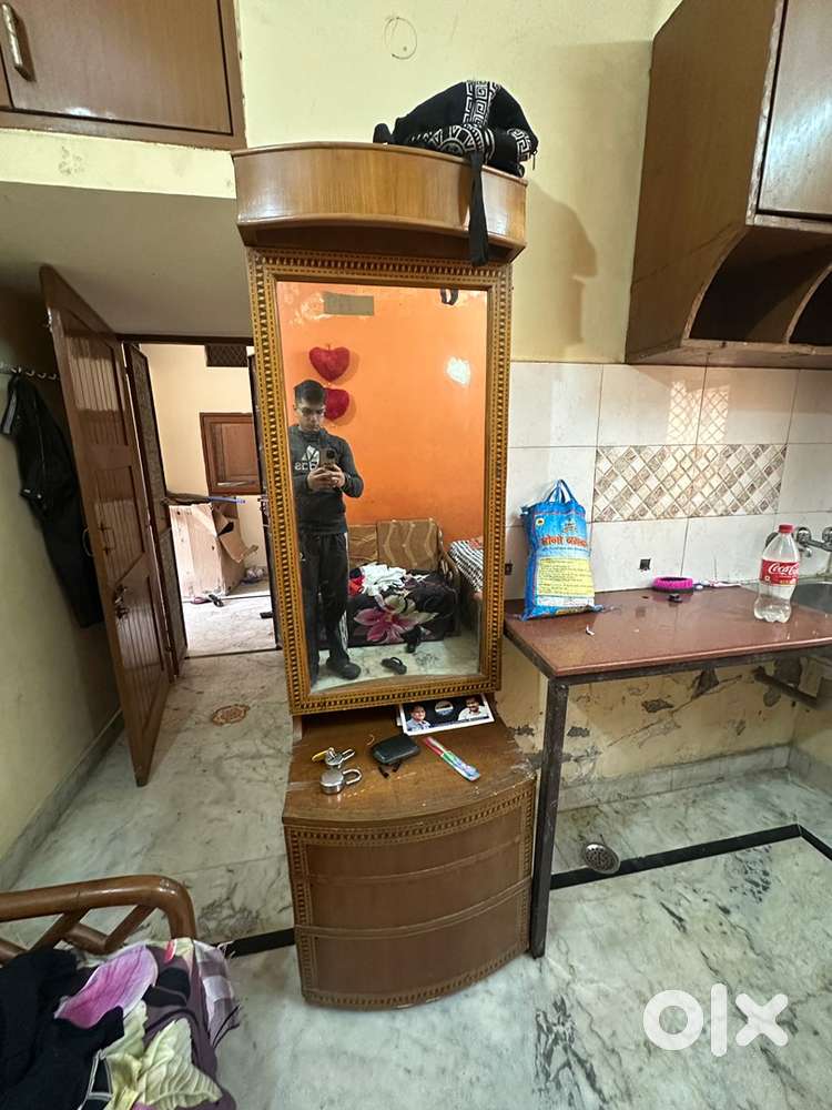 Dressing table with big mirror and storage, Price negotiable!!