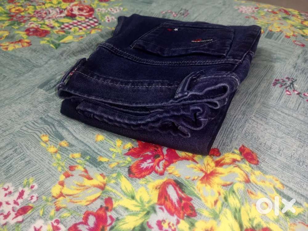 “distressed slim jeans” ; in dark navy / dark blue