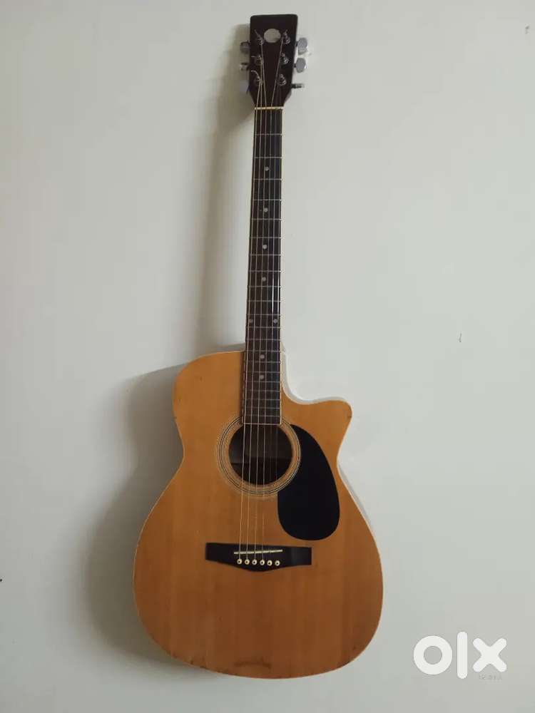 GB&A guitar high level branded Guitar only 1 year purana hai mrp 12000