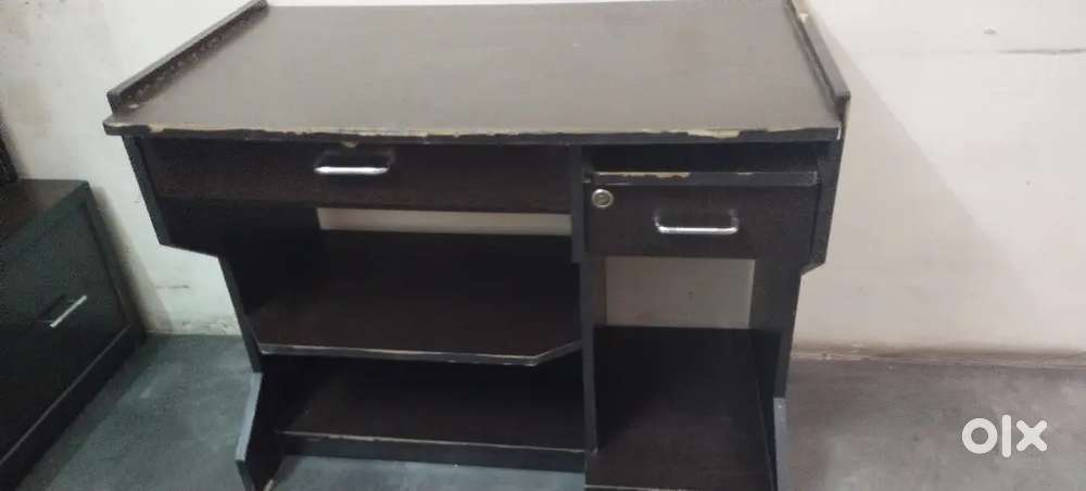 Computer table