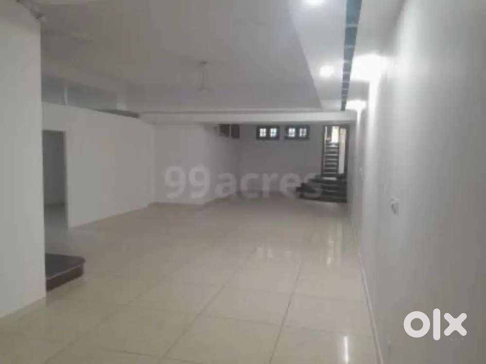 1700 sqft hall basement centrel ac gomti nagar nagar near sahid path