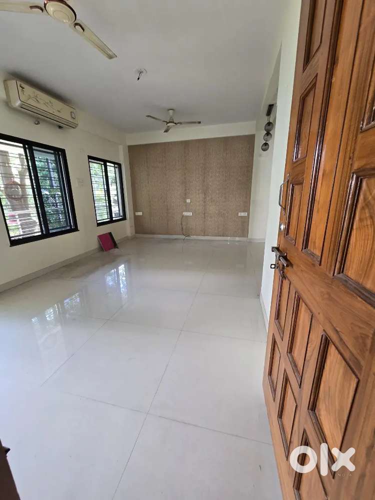 Posh 2bhk big  house behind Dharampeth mahila Bank Trimurti nagar