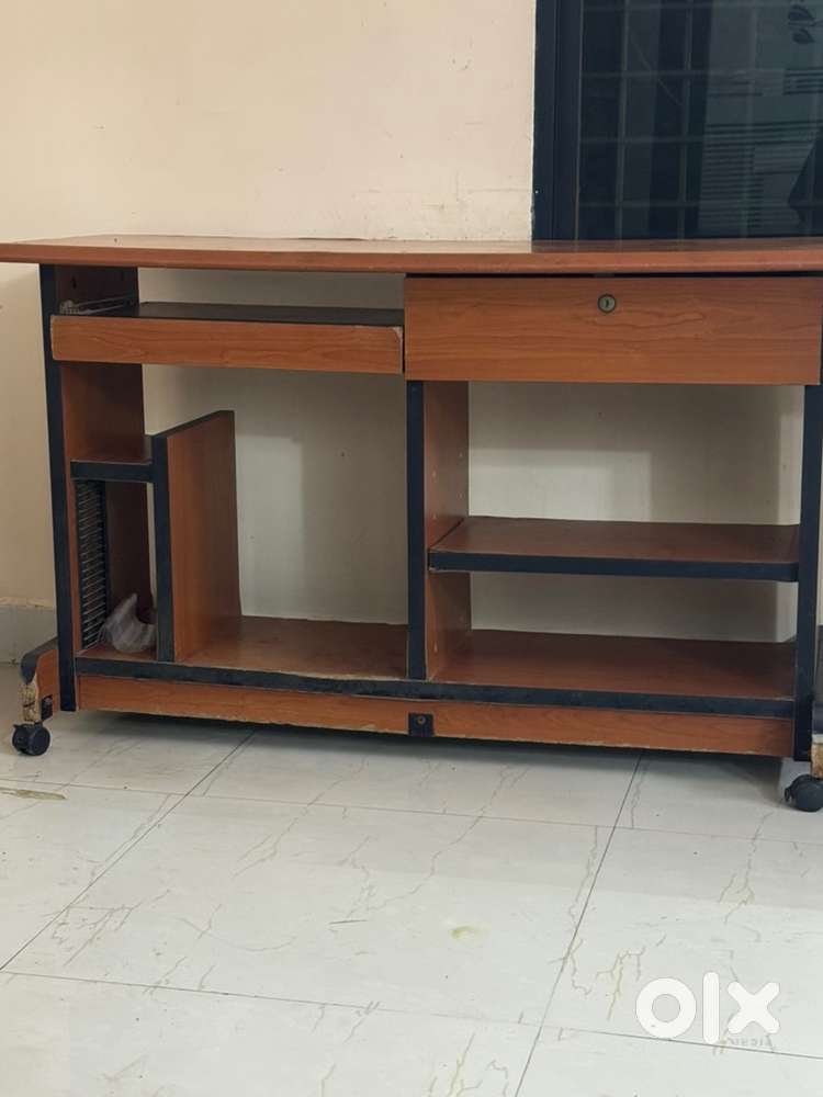 Computer table